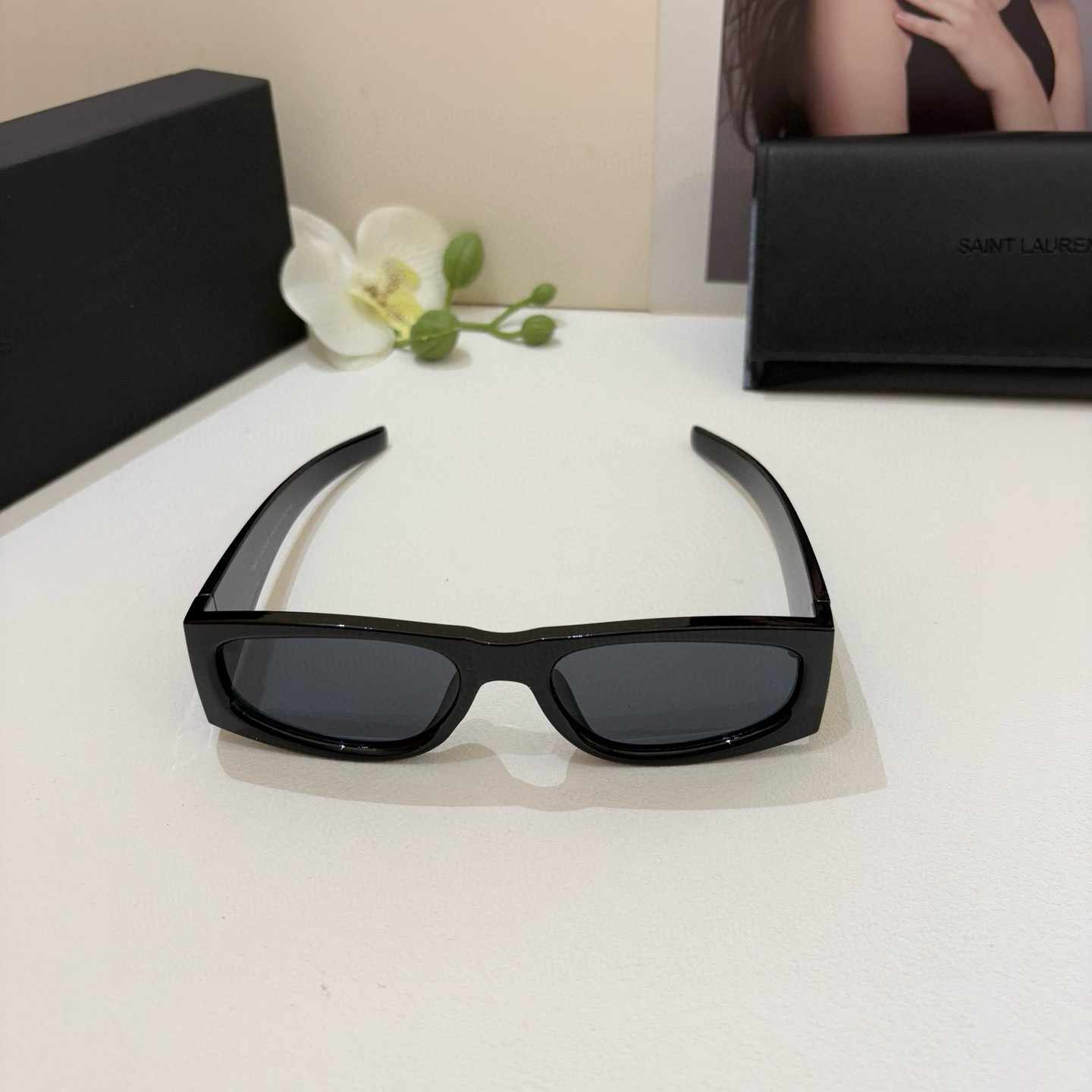 YSL +イヴ・サン・ローラン 新作スクエアサングラス ゴールドロゴ入り