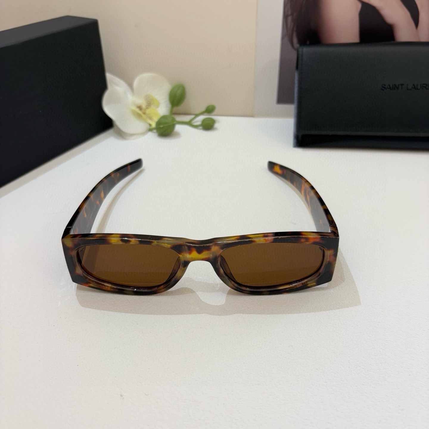 YSL ++イヴ・サン・ローラン 新作スクエアサングラス ゴールドロゴ