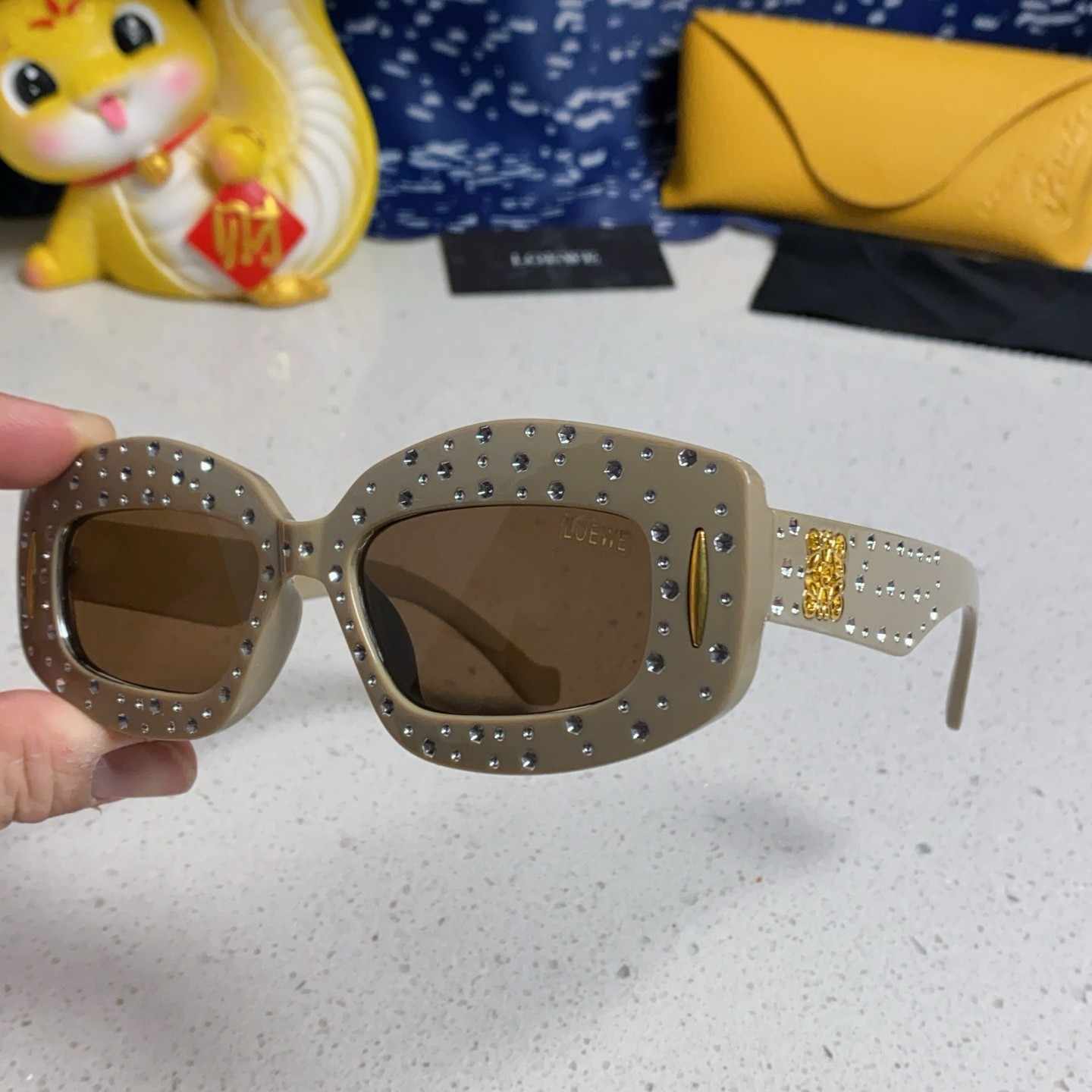 LOEWE ロエベ 2025年新作 グレーのサングラス ダイヤモンド付き ユニセックス