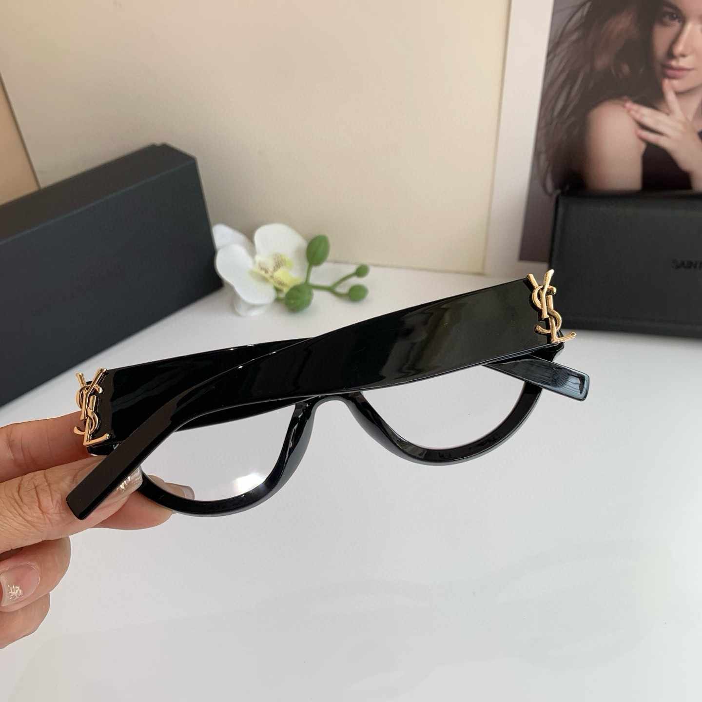 YSL イヴ・サン・ローラン 新作スクエアサングラス セレブ愛用サングラス