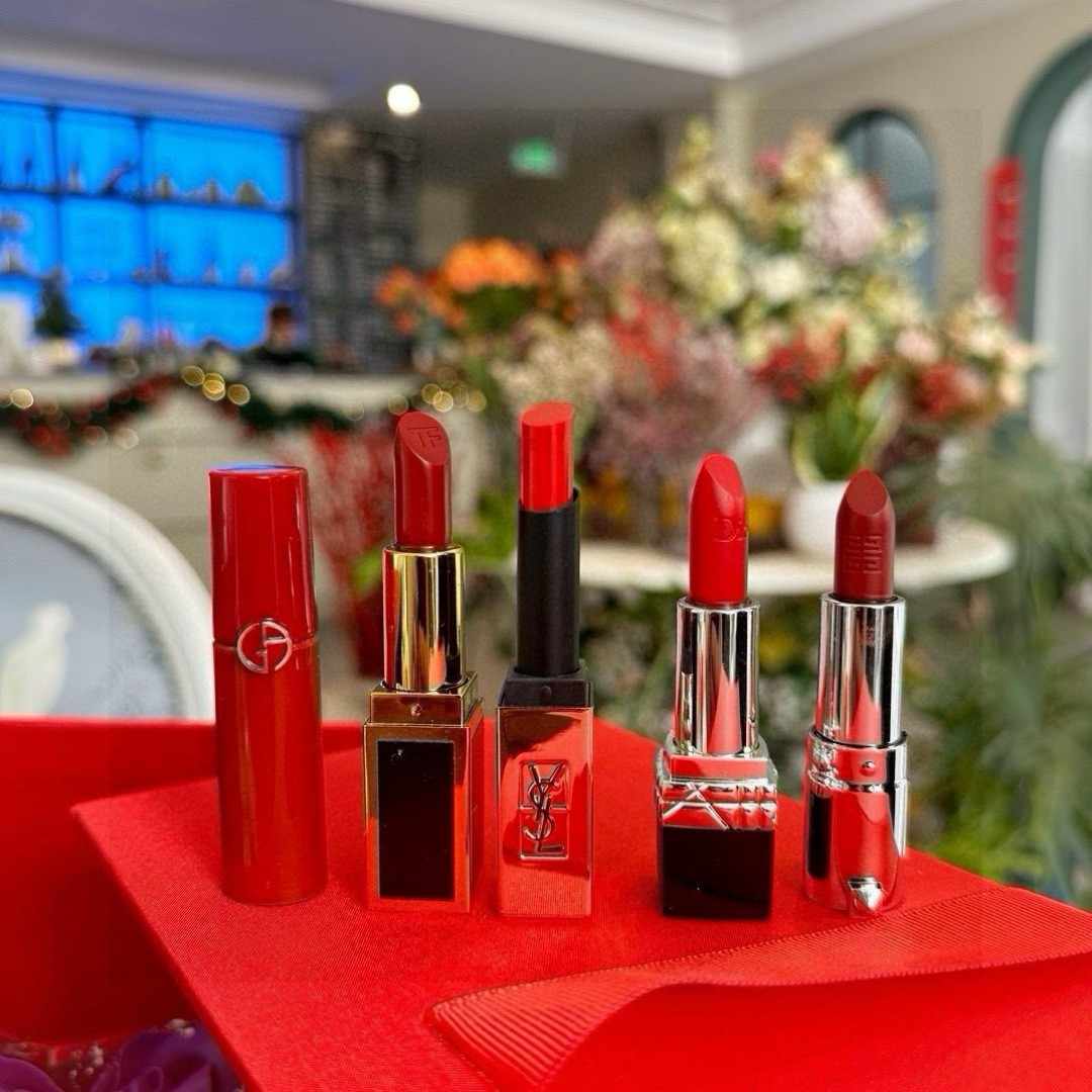 魔立方 赤いギフトボックス バレンタインセットディオール リップスティック サンプル 999、アルマーニ サンプル 405、YSL リトル ゴールド バー、シャネル ピンク エンカウンター パフューム ギフトセット