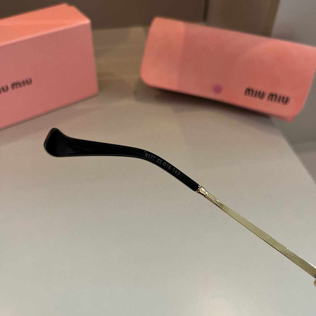MIUMIU ミュウミュウ 新作サングラス レディース 無縁フレーム UVカット2
