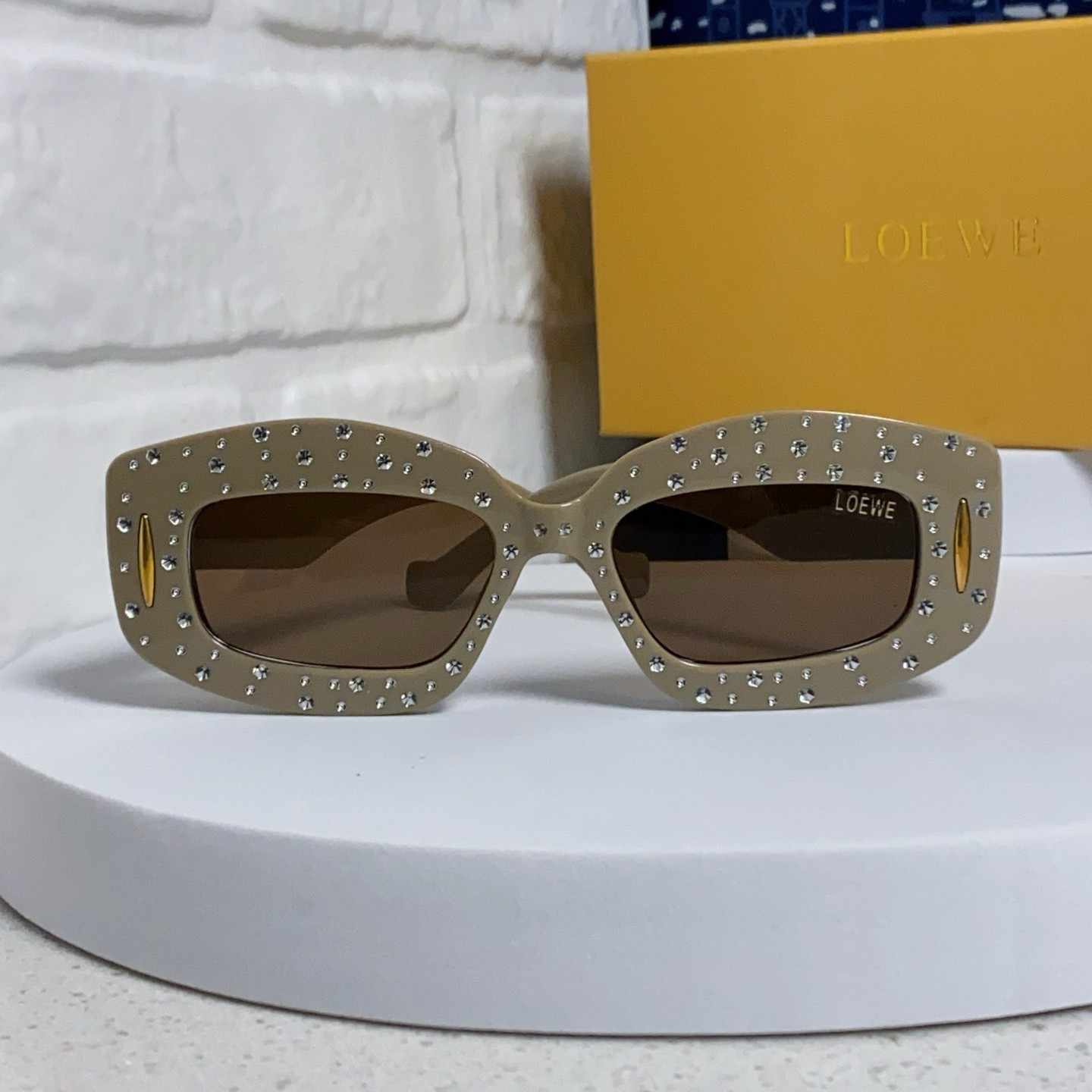 LOEWE ロエベ 2025年新作 グレーのサングラス ダイヤモンド付き ユニセックス